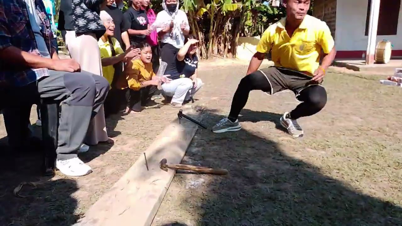 Nail hammering game 