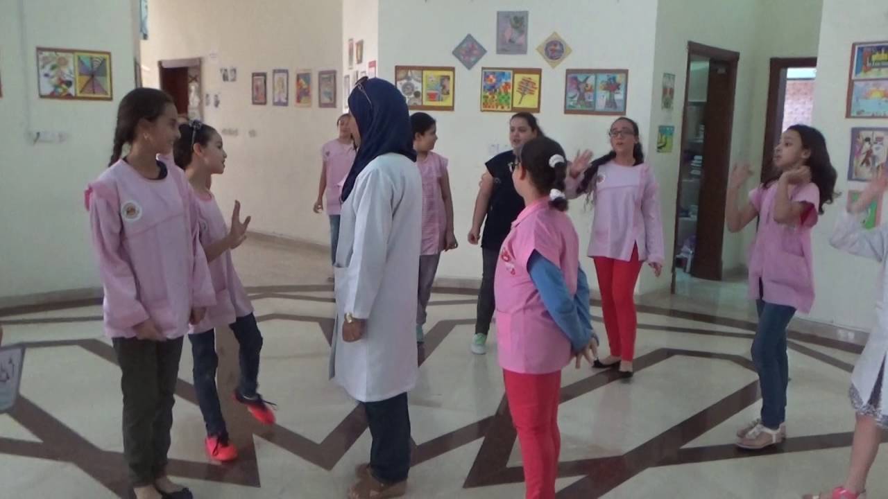 ماي 2016 : تكريم المدرسة راضية الرمضاني من قبل تلاميذها بمناسبة نهاية السنة الدراسية