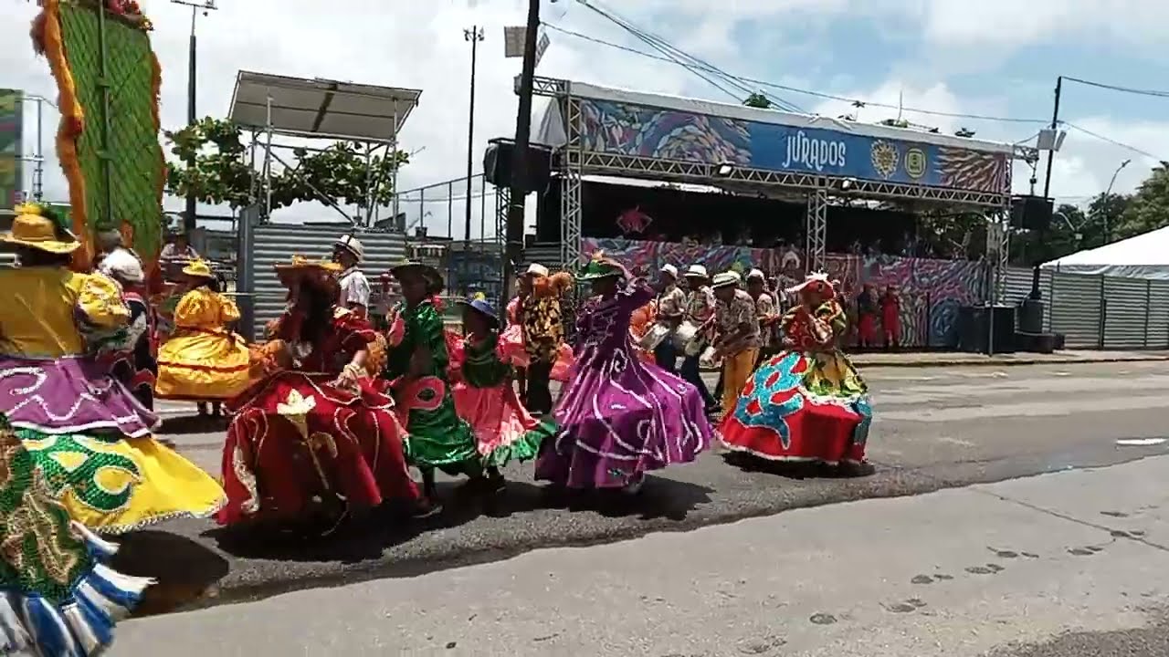 Maracatu  leao devorador da cidade de  carpina  na  avinida do forte