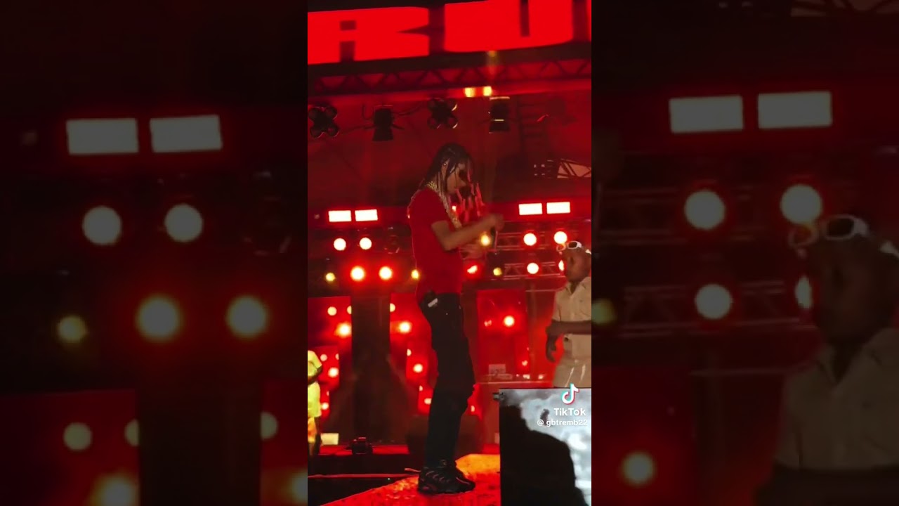 Mc Oruam ao vivo cantando o hit do verão… 
