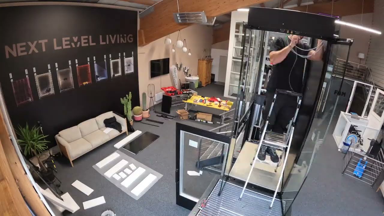 Mobilität auf Knopfdruck - Installation des Aritco Compact Homelifts - Lang Aufzugservice GmbH