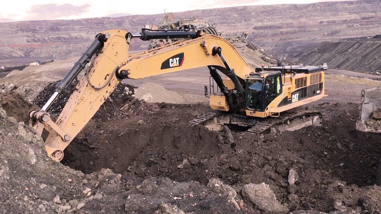 Caterpillar 385C Excavator Loading Trucks