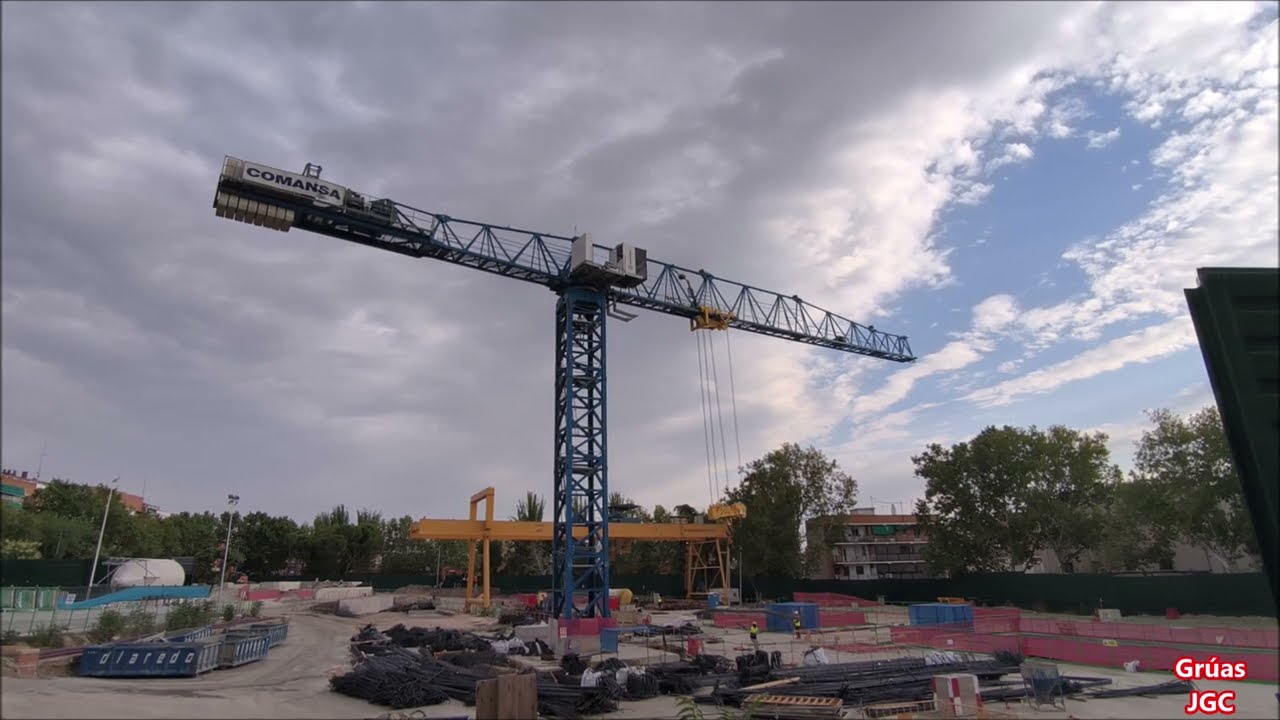 Grúas Comansa 21LC750 en obras de la Línea 11 del metro de Madrid y Jaso J300 en Móstoles y Pinto