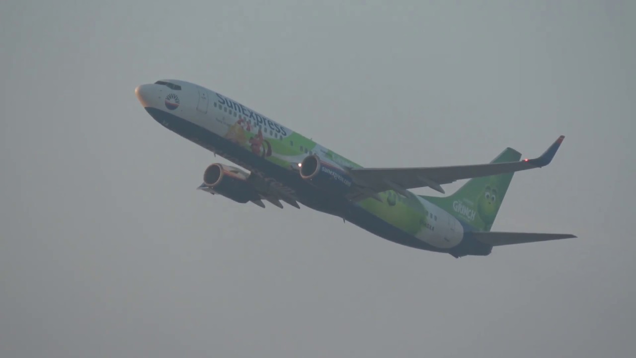 Der Grinch Livery // SunExpress Boeing 737-8Z9[D-ASXA] Push Back, De-Icing, Take Off at LEJ/EDDP
