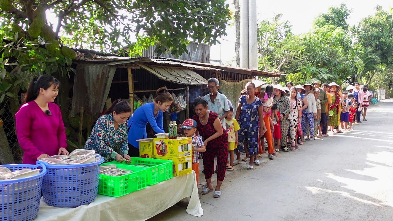 Bà Con Khmer Đông Vui đến nhận 100 Phần Cơm tấm Sườn Bì Trứng từ Chị Linh Gửi Tặng | HQ #1053
