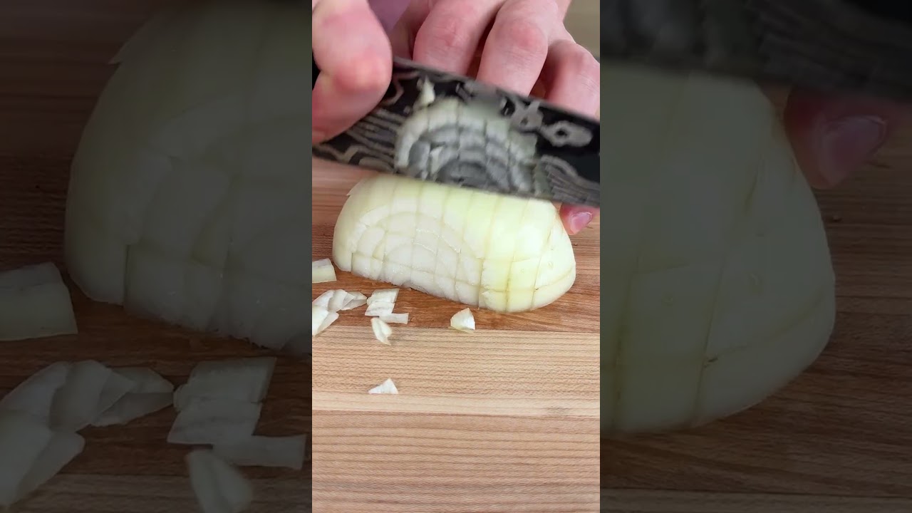 Как нарезать лук кубиками