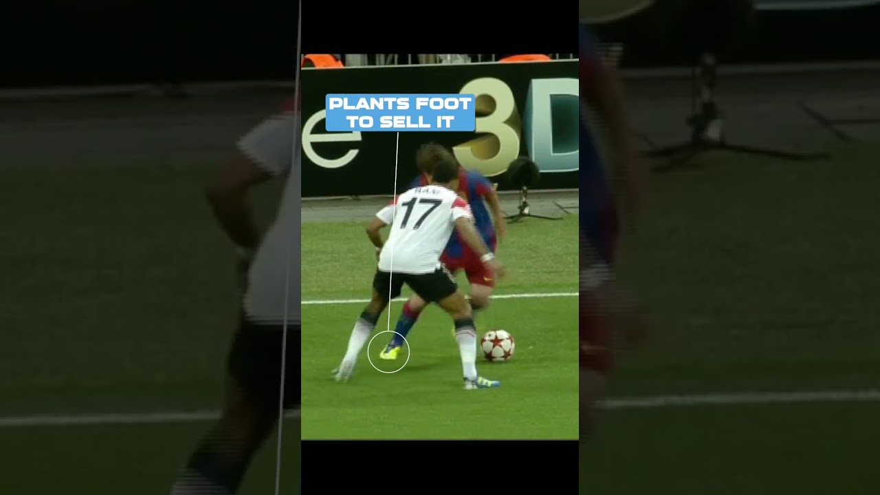 Messi Amazing Drop of the Shoulder 🤯🧠