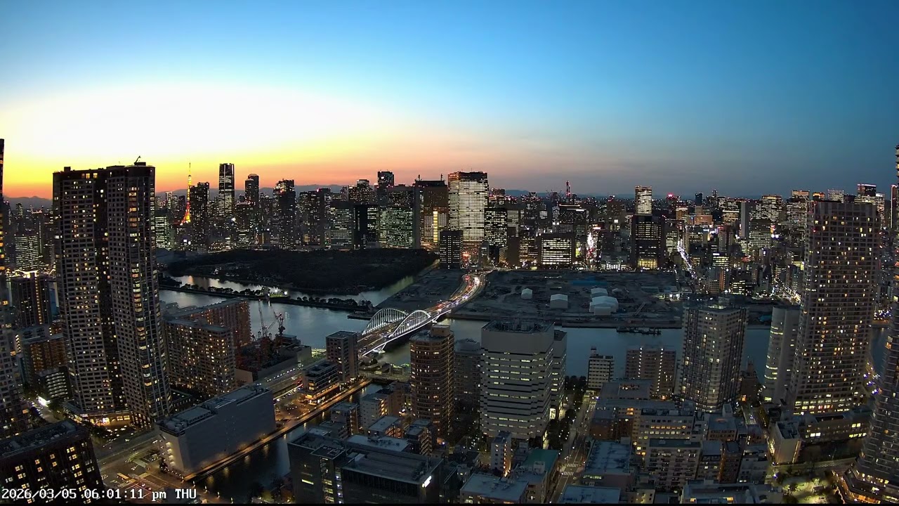 東京ライブカメラ 4K | 港区・築地 | 夕焼けと都心の景色 | 2026-03-05