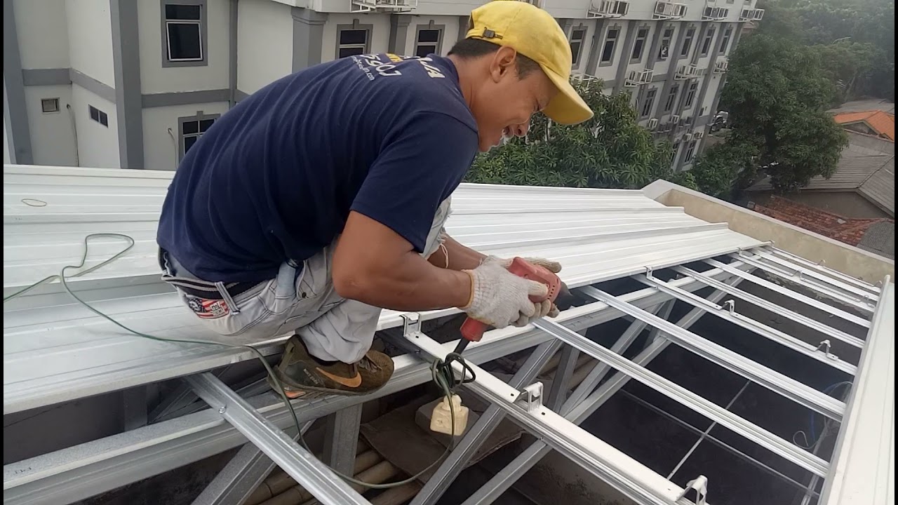 Proses pemasangan atap Klip lock...