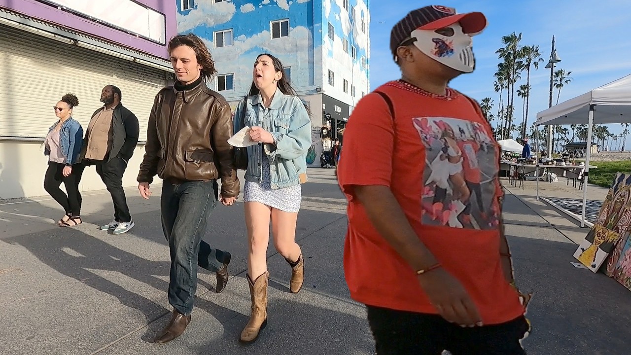 Touring Venice Beach Boardwalk , Nice Day People Watching
