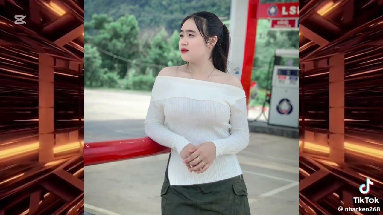 ສາວບ້ານເກີນ”