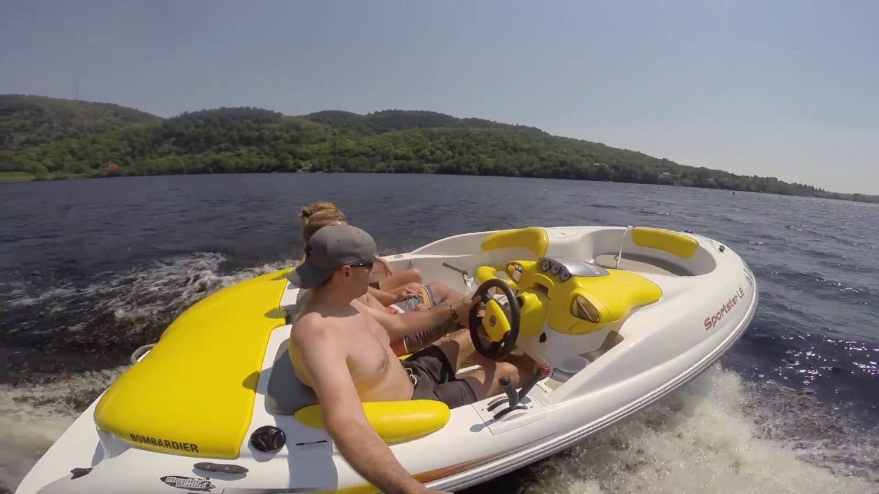 Un Sea-Doo Sportster et des vagues.