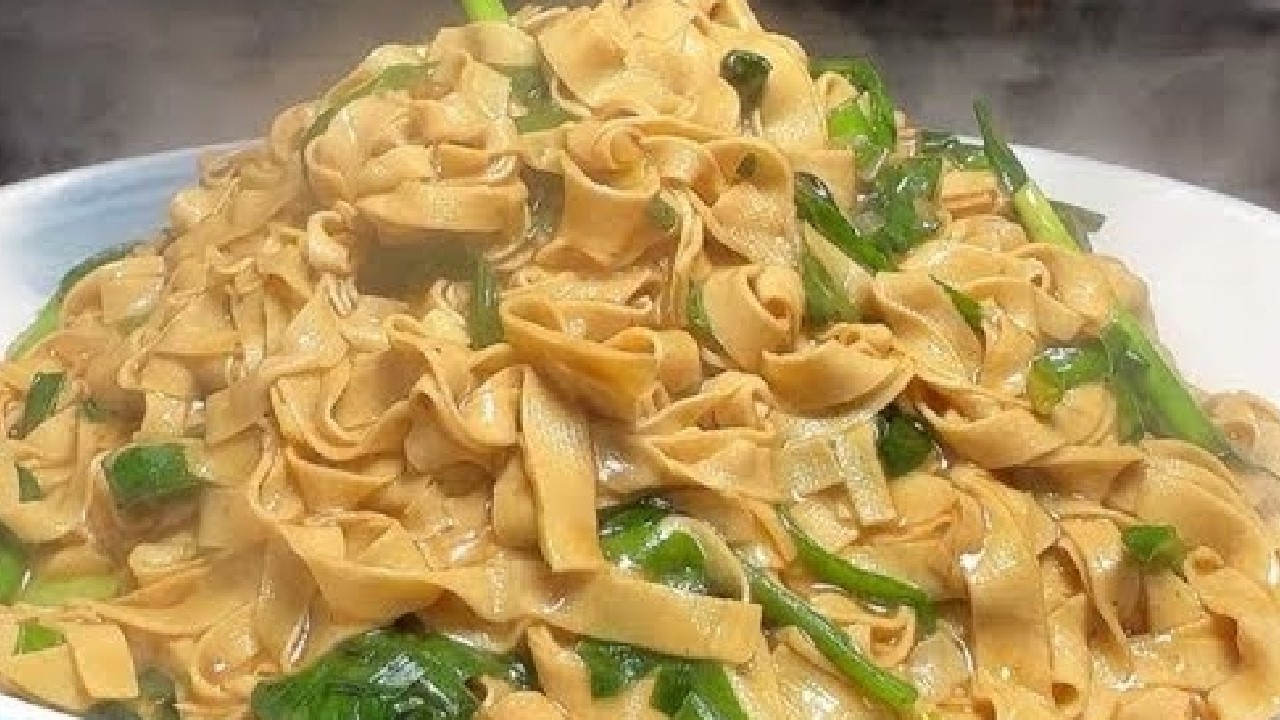 饭店大厨炒菜技术果然厉害，干豆腐炒完口感类似面条，真长见识了