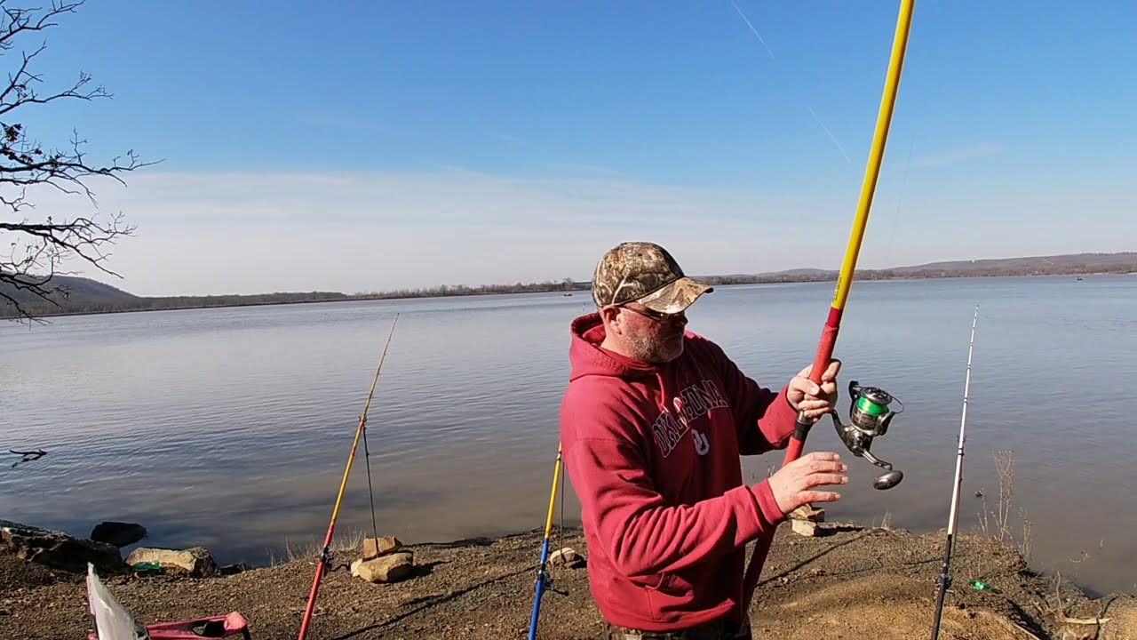 ловля сома за пределами Кеоты, Оклахома, на озере Керр