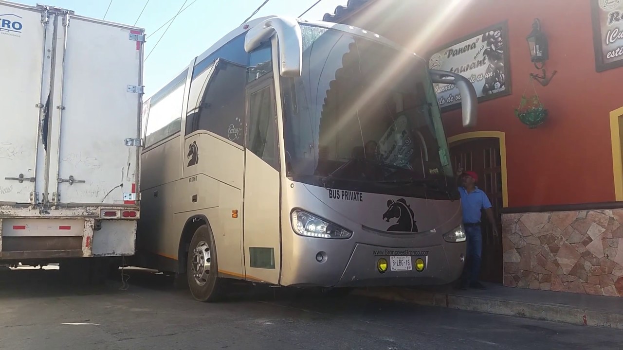 Autobús de BRONCO,(TLATLAUQUITEPEC PUEBLA) llegando por pequeñas calles aun baile