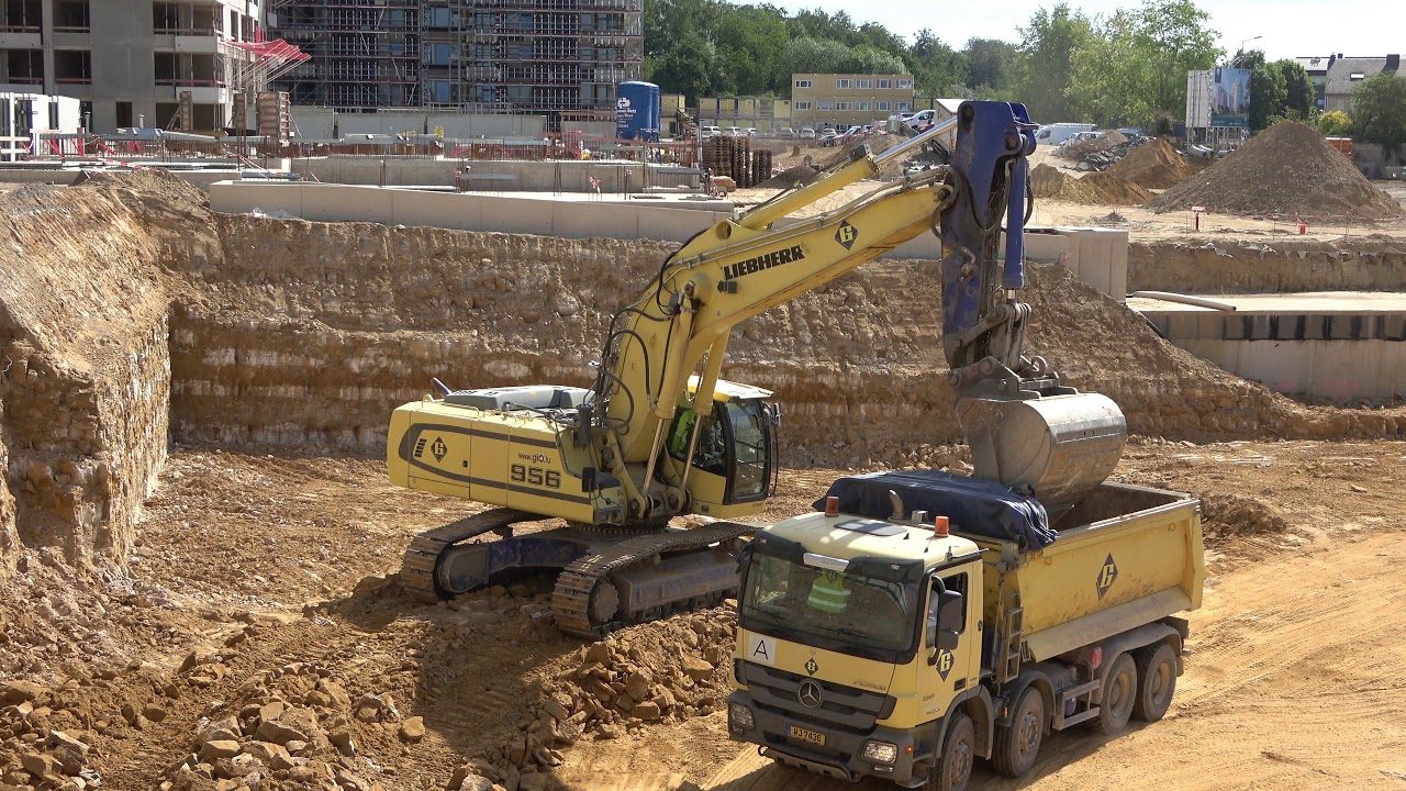 Liebherr R956 from Félix Giorgetti loading trucks