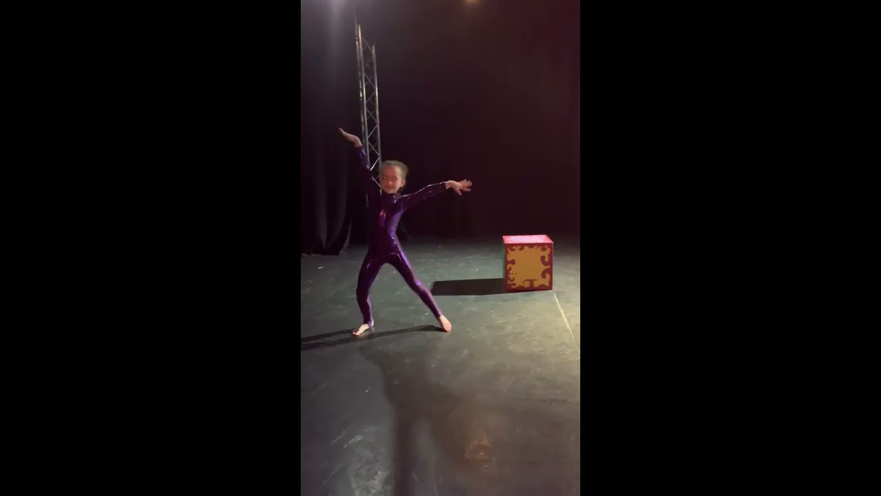 Robyn Betteridge performs contortion - 2nd London show 