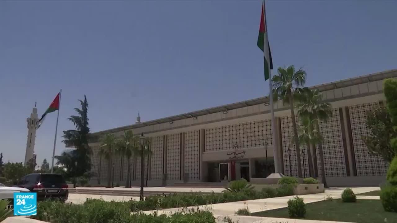 مقاضاة رئيس الديوان الملكي الأردني السابق والشريف حسن.. ما هي التهم الموجهة ضدهم؟