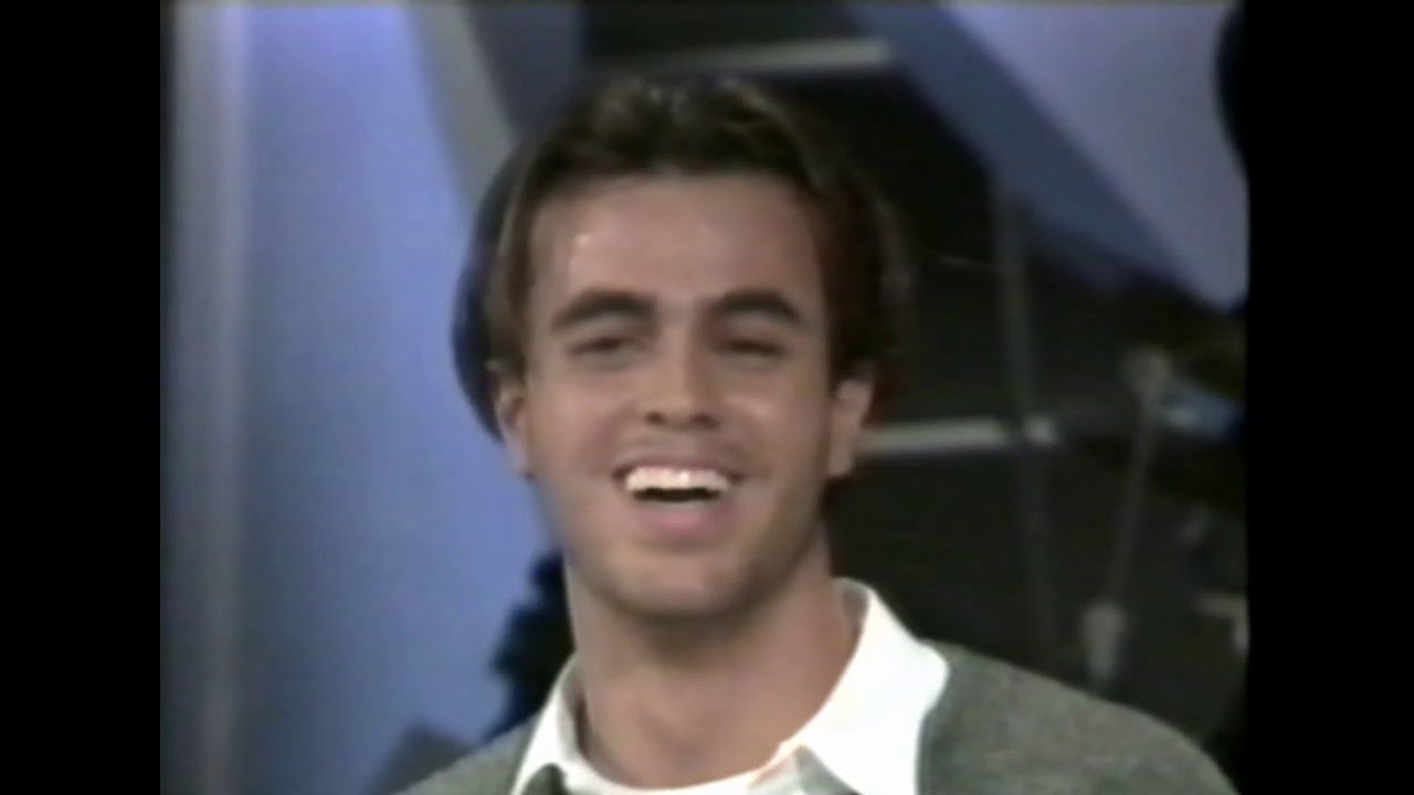 Enrique Iglesias Hablando con Raul Velazco En Siempre En Domingo Muñeca Cruel
