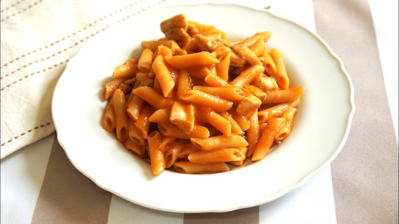 MACARRONES CON POLLO Y TOMATE