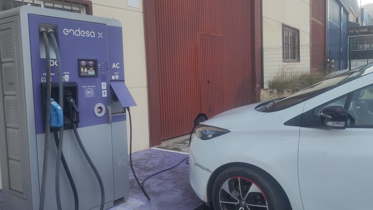 Вебаста на Renault zoe 17-го року, в салоні чути  запах солярки.