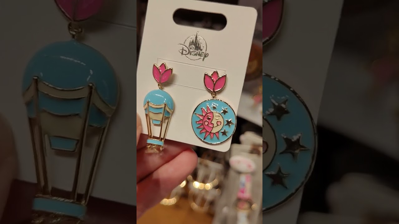 Merch Attractions Small World le monde des poupées est magnifique et disponible à Disneyland Paris