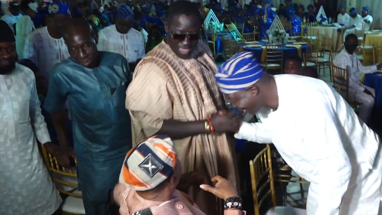 SEE HOW MR LATIN BOW TO GREET TAIWO HASSAN(OGOGO)AS HE STORM HIS COLLEAGUE ABBEY LANRE 60TH BIRTHDAY