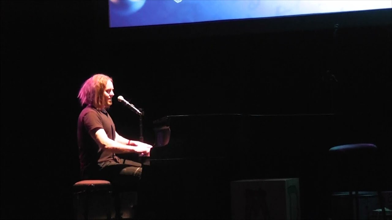 Tim Minchin Performs 'Quiet' from MATILDA in Toronto
