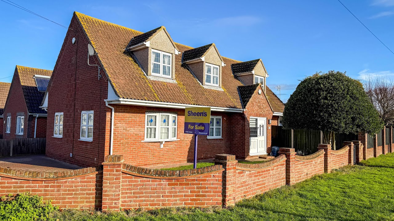 INDIVIDUALLY DESIGNED DETACHED FAMILY HOME IN NON-ESTATE LOCATION IN POPULAR GREAT CLACTON