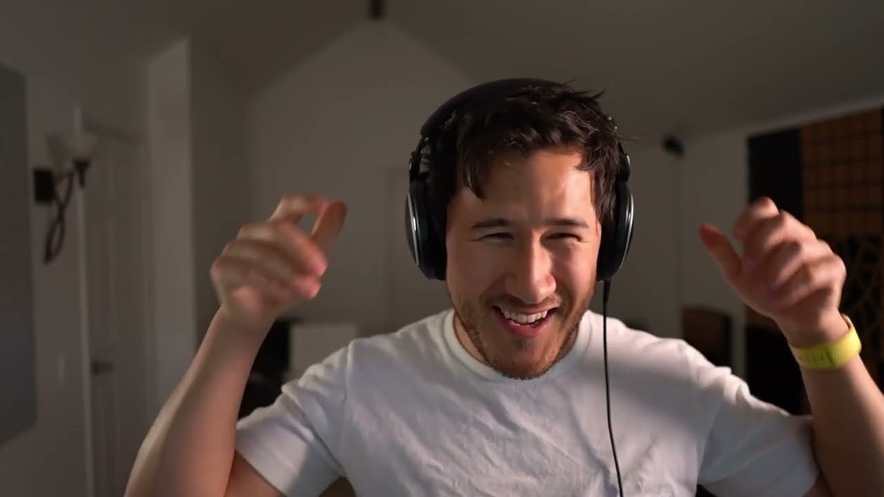 Markiplier unplugging his headphone by accident while doing stupid dance moves and got roasted