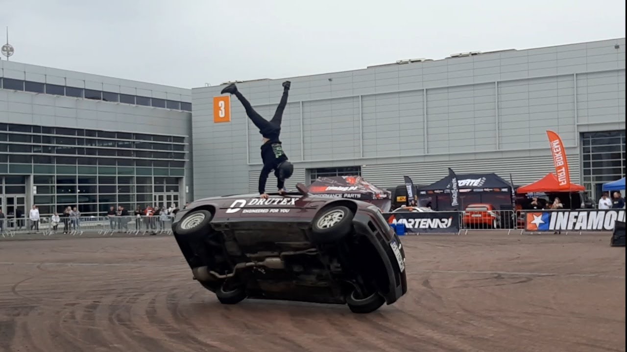 BMW E36 jazda bokiem na dw&oacute;ch kołach/Poznań Motor Show 2023/driftowanie bmw e36