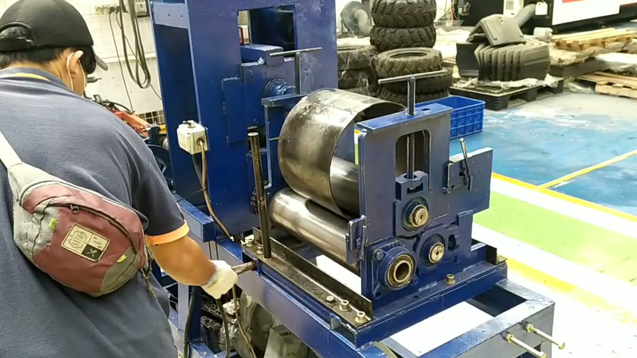 Proses bembuatan Velg dengan mesin roll