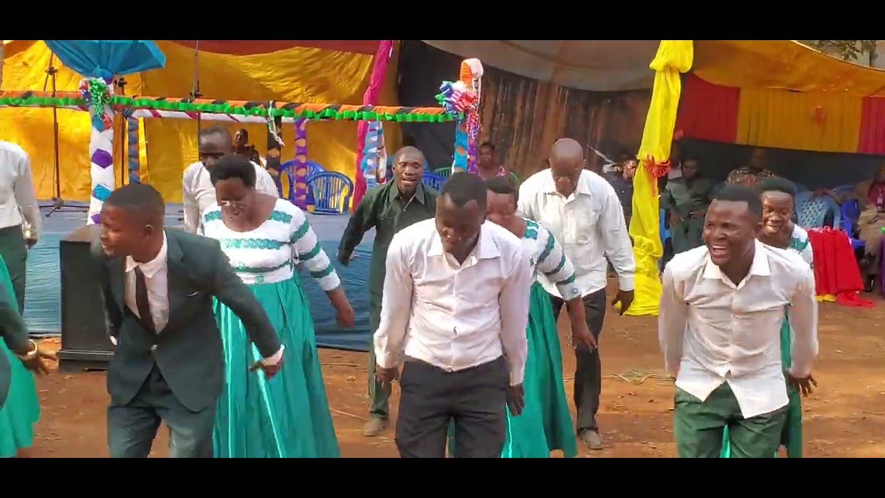TAZAMA KILICHOTOKEA MKUTANONI MKEMWEMA CHOIR WAKIIMBA