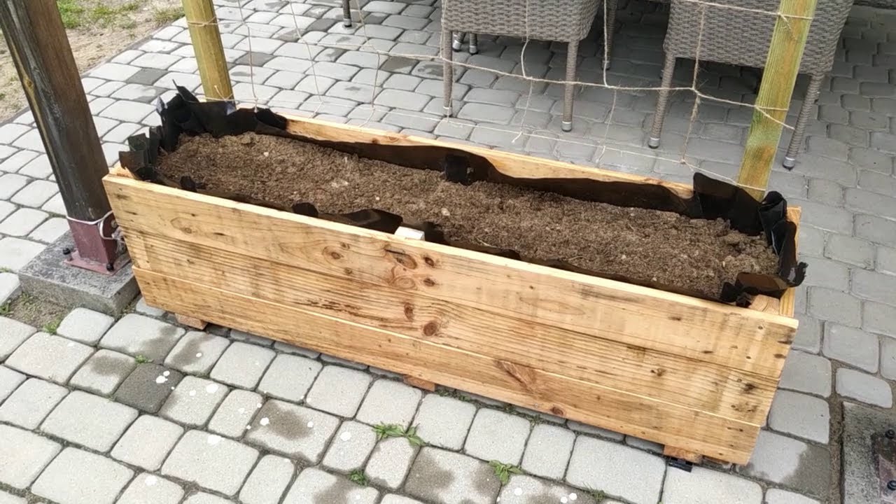 Duża donica ogrodowa drewniana z pergolą wysoka - jak zrobić samemu i tanio na taras lub balkon?