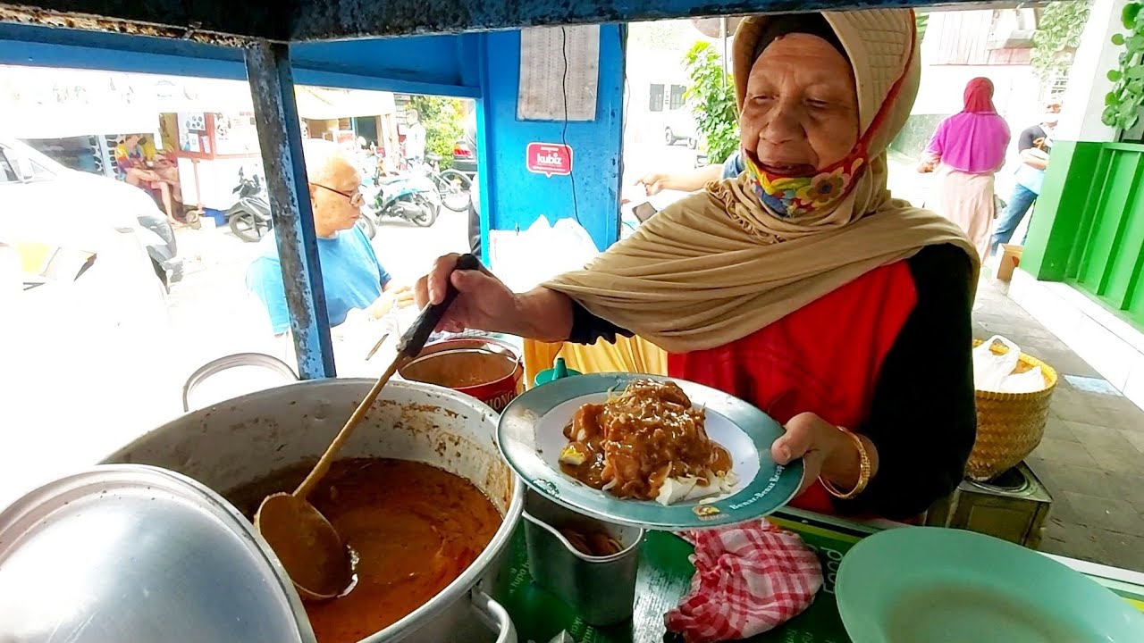 KUPAT TAHU GEMPOL LEGENDARIS DI BANDUNG SEJAK 1965 & JUALAN CUMA 4 JAM - INDONESIAN STREET FOOD