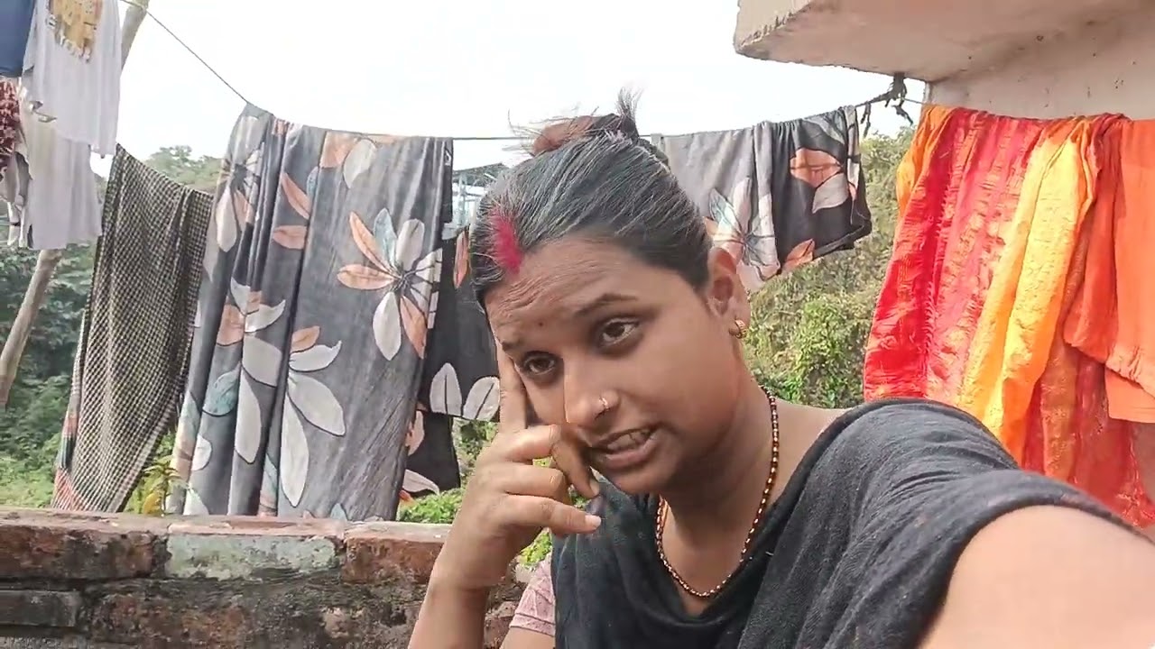 Papa ka nakhun Kat rahi hai