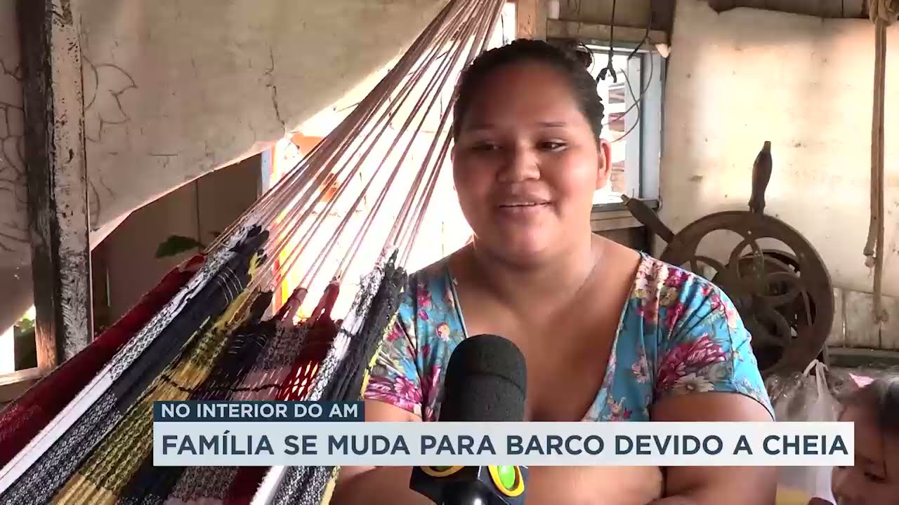 Cheia no interior do Amazonas: Fam&iacute;lia sai de casa alagada para morar em barco