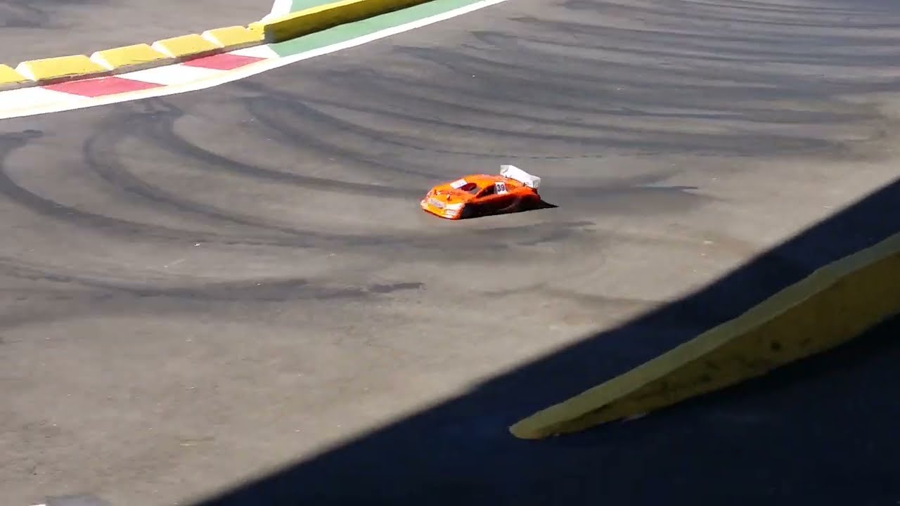 Automodelismo nitro na pista da Barra da Tijuca