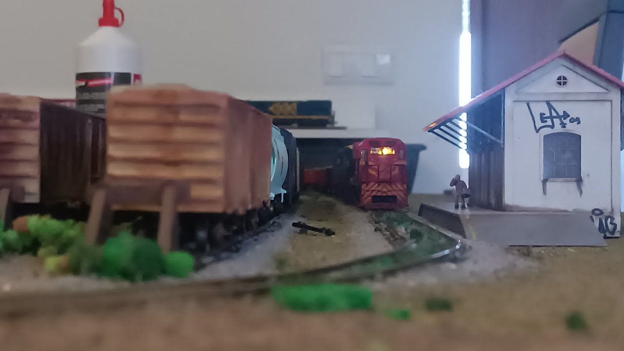 Trem carga geral da Mrs na maquete