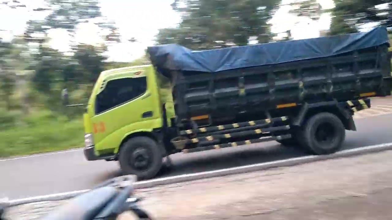 Hunting kereta api disusul truck muatan bersaing gas pool ditikungan tajam lahor 