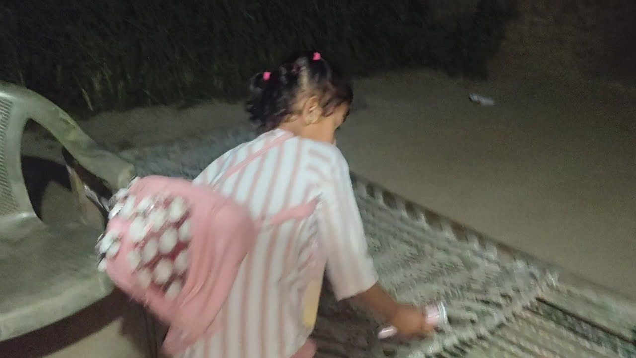 Avni raat ko bag😯 utha ke kha chaldii