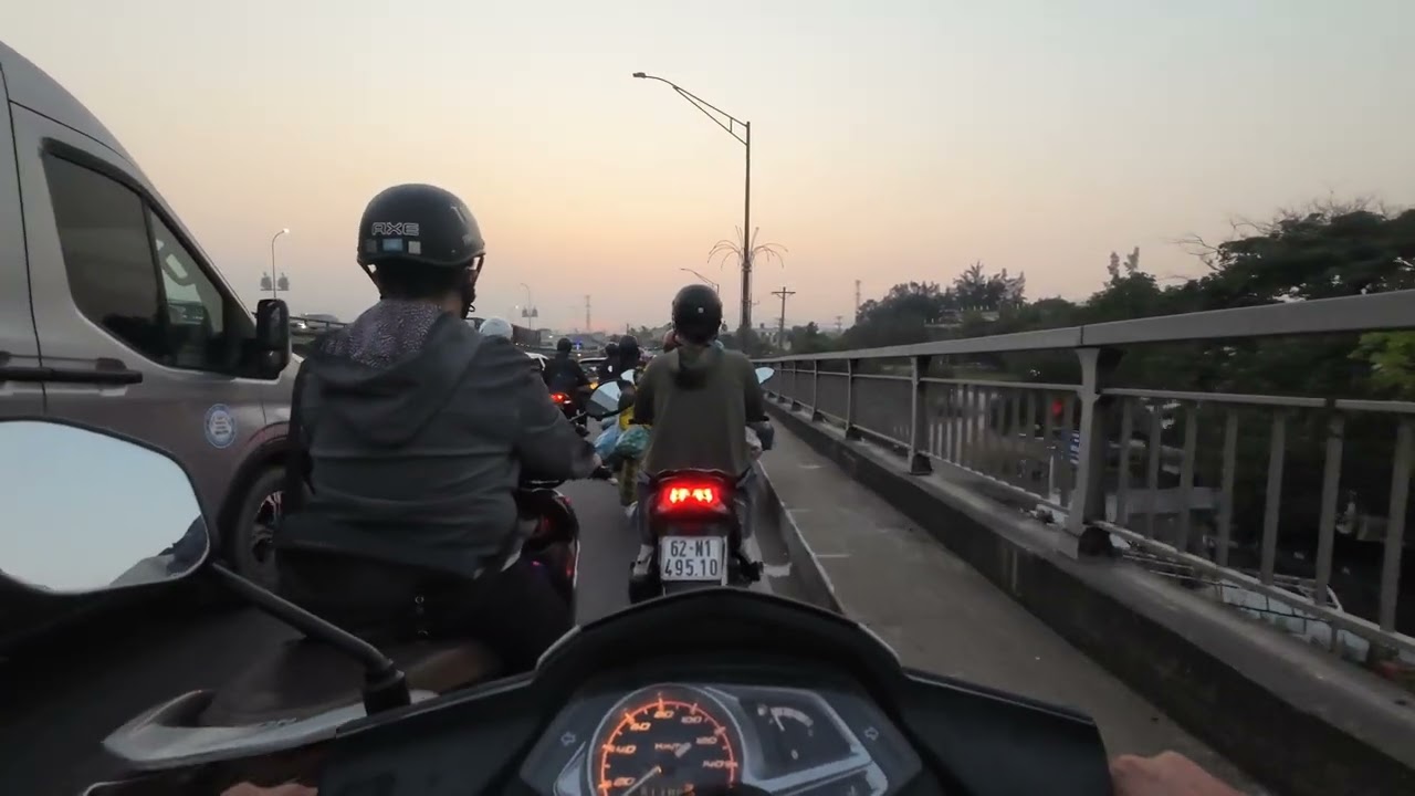 Mới 22 tháng chạp 2025 mà kẹt xe quá rồi.