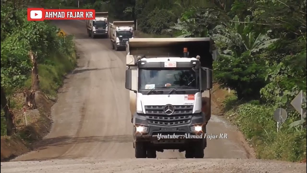 Truck Hauling Adu Kekuatan Muatan Di Tanjakan, Volvo, Scania, Mercy. Hauling Road PT ABP