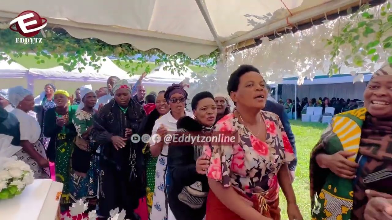 MSIBA WA MKE WA DEO SANGA WAKINGA  WAIMBA KIKINGA KUMUAGA MAREHEMU HALI YA BADIRIKA MSIBANI.