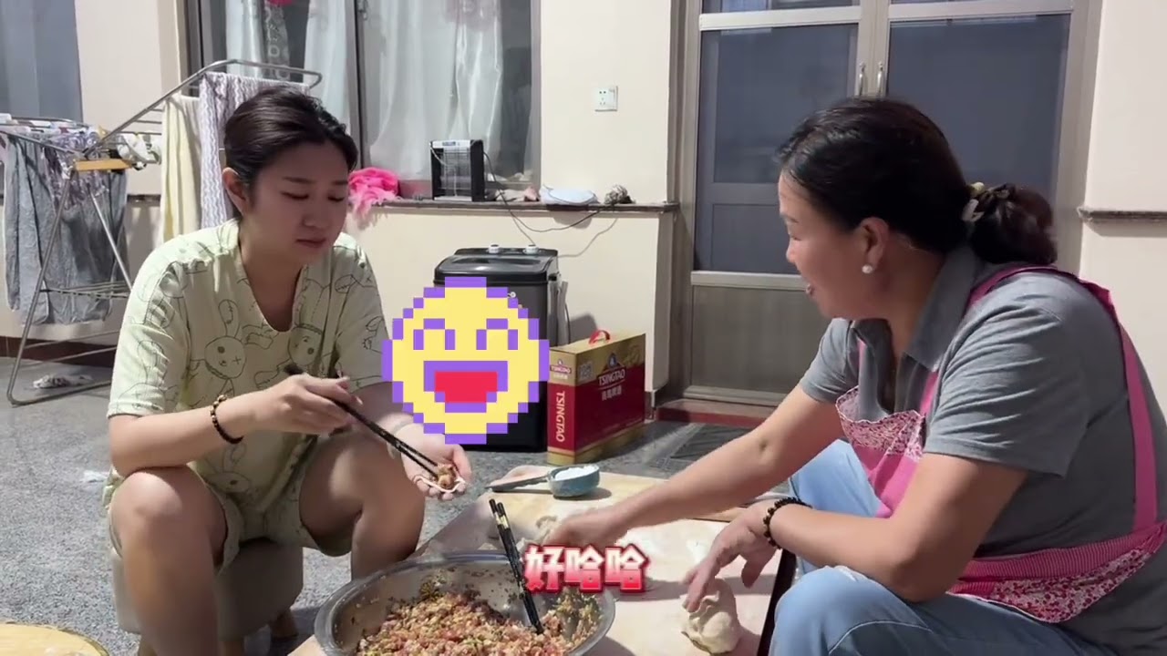 妈今天包猪肉牛肉混合馅儿饺子，叫楠楠姐带孩子一起来吃，最近忙活的顾不上好好吃饭，家里有小朋友人多热闹，真好#记录真实生活 #日常vlog #婆媳 #饺子 #饭桌上的日常 @DOU+小助手 @抖音小助