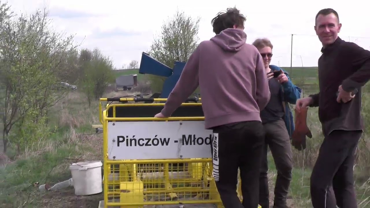Oczyszczanie torów na stacji, jazda drezyną rowerową i zwiedzanie zarośniętej stacji przeładunkowej