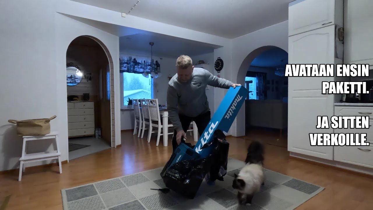 VERKOILLE JÄLLEEN, MUTTA ENSIN AVATAAN PAKETTI.