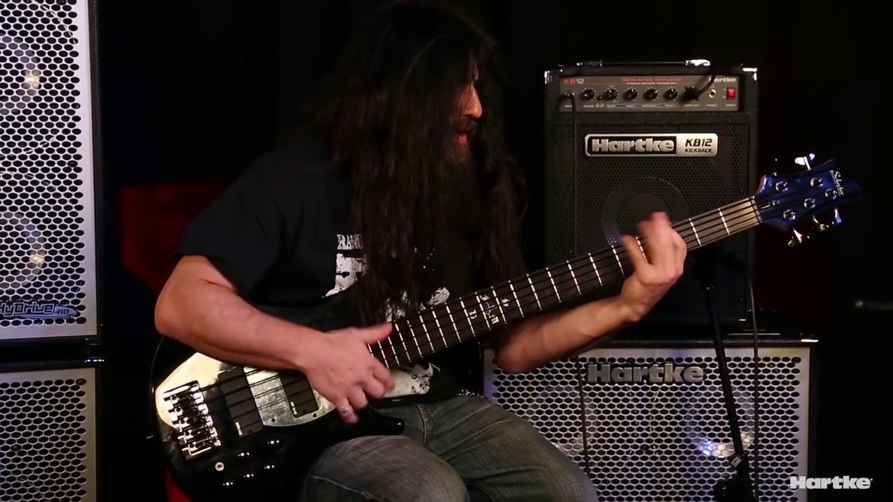 JD DeServio improwizuje na basie Kickback KB12 Bass Combo od Hartke