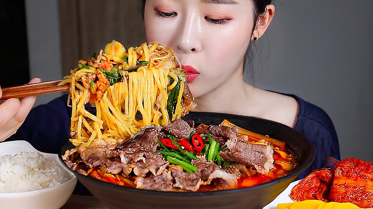 суп с морепродуктами и лапшой суп с говядиной и лапшой ASMR Mukbang Eating Show