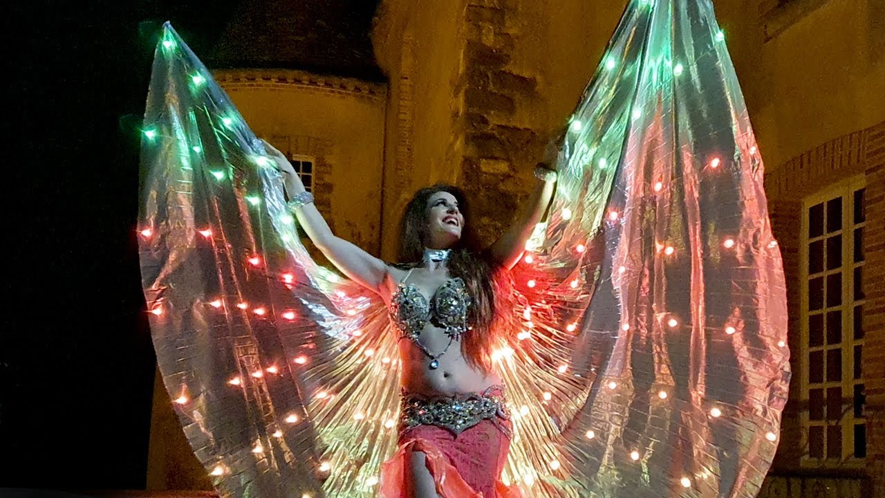 Danseuse orientale Paris avec ailes d'Isis Leds (ailes papillons) qui changent de couleur ISIS WINGS